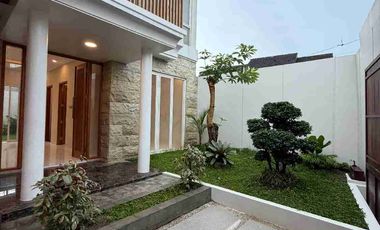 Rumah 2 Lantai Dekat Hotel Hyatt