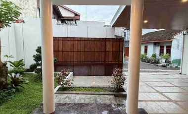 Rumah 2 Lantai Dekat Hotel Hyatt