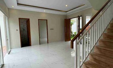 Rumah 2 Lantai Dekat Hotel Hyatt