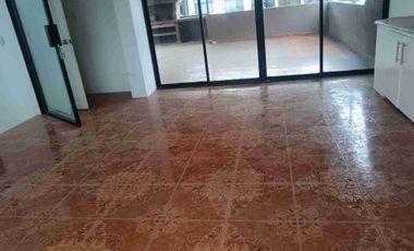 Alquiler casa de 4 Dormitorios dormitorio estudio, queda con split km 3 Samborondón