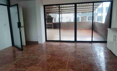 Alquiler casa de 4 Dormitorios dormitorio estudio, queda con split km 3 Samborondón