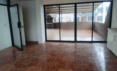 Alquiler casa de 4 Dormitorios dormitorio estudio, queda con split km 3 Samborondón