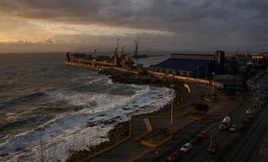 ¡SE VENDE DEPARTAMENTO EN CONDOMINIO TORRE MARINA PISO 11, FRENTE AL MAR!