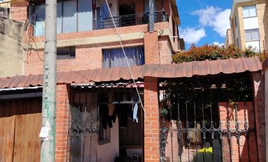 VENTA DE CASA EN TRES NIVELES CON 6 APARTAESTUDOS INDEPENDINTES