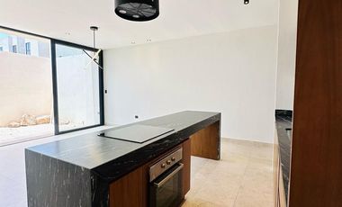 Townhouse de 3 recámaras, equipada, con alberca privada, en Temozon.