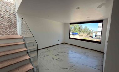 CASA EN RENTA EN ALTOZANO