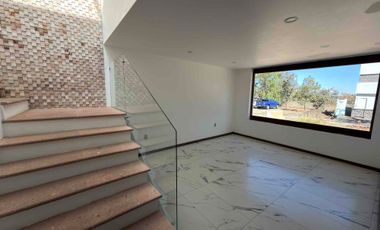 CASA EN RENTA EN ALTOZANO