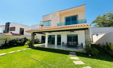 Casa nueva de 4 recámaras con alberca, jardín y bar