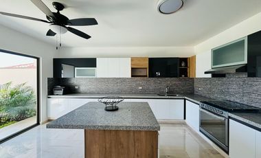 Casa nueva de 4 recámaras con alberca, jardín y bar