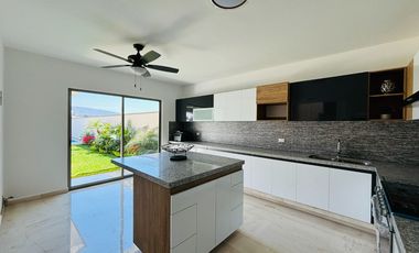 Casa nueva de 4 recámaras con alberca, jardín y bar