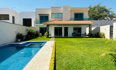 Casa nueva de 4 recámaras con alberca, jardín y bar