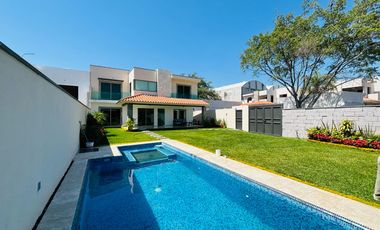 Casa nueva de 4 recámaras con alberca, jardín y bar
