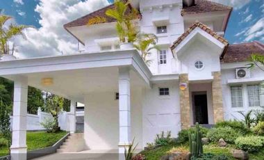 RUMAH RASA VILLA SIAP HUNI ADA KOLAM RENANG,BISA KPR SANGAT TERAWAT LINGKUNGAN ASRI,HIJAU, SEJUK DEKAT AEON SENTUL & TOL