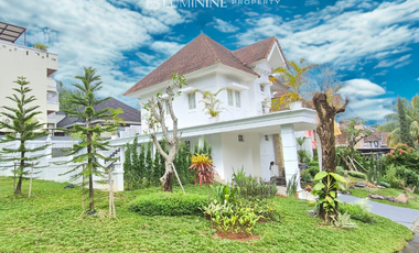 RUMAH RASA VILLA SIAP HUNI ADA KOLAM RENANG,BISA KPR SANGAT TERAWAT LINGKUNGAN ASRI,HIJAU, SEJUK DEKAT AEON SENTUL & TOL