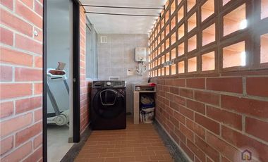 Apartamento de 3 alcobas más servicio en venta. Sabaneta, Vereda San José