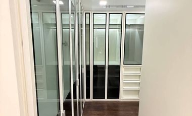 The Pano Rama 3: River and bridge view, romantic and beautiful, large corner room, fully furnished.