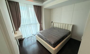 The Pano Rama 3: River and bridge view, romantic and beautiful, large corner room, fully furnished.