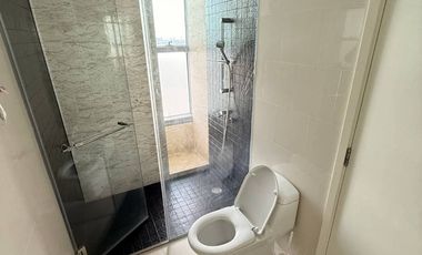 The Pano Rama 3: River and bridge view, romantic and beautiful, large corner room, fully furnished.