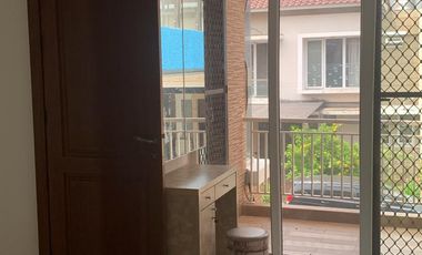 Rumah Tinggal Full Furnish Tinggal Bawa Koper di Perumahan Green Court Lake Jakarta Barat