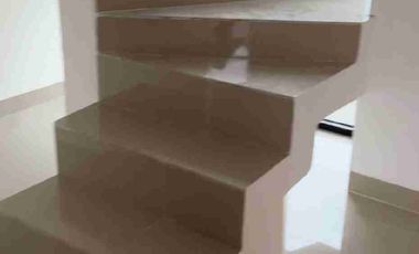 Di Jual rumah 2 lantai  3 kamar tidur  dibuaran  Tangerang selatan