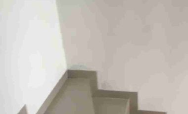 Di Jual rumah 2 lantai  3 kamar tidur  dibuaran  Tangerang selatan