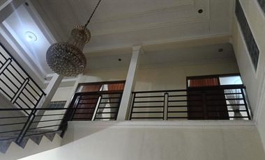 RUMAH KEREN 2 LANTAI LINGKUNGAN NYAMAN STRATEGIS SIAP HUNI DI MARGAHAYU BANDUNG