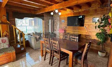 Casa de Tres niveles. Destacando la calidez y belleza de la madera del Sur