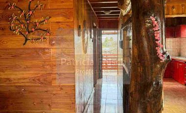 Casa de Tres niveles. Destacando la calidez y belleza de la madera del Sur