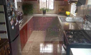 Casa de Tres niveles. Destacando la calidez y belleza de la madera del Sur