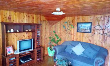 Casa de Tres niveles. Destacando la calidez y belleza de la madera del Sur