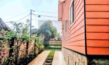 Casa de Tres niveles. Destacando la calidez y belleza de la madera del Sur