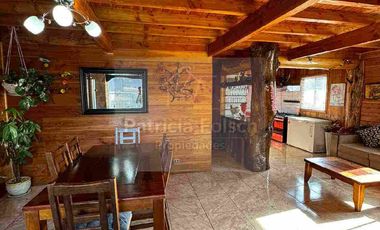 Casa de Tres niveles. Destacando la calidez y belleza de la madera del Sur