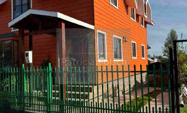 Casa de Tres niveles. Destacando la calidez y belleza de la madera del Sur