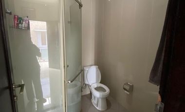 DIJUAL RUMAH 2,5 LANTAI DENGAN ROOFTOP DI AREA STRATEGIS TAMAN GRIYA JIMBARAN DI DALAM CLUSTER PERUMAHAN SIAP HUNI