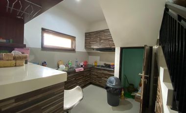 DIJUAL RUMAH 2,5 LANTAI DENGAN ROOFTOP DI AREA STRATEGIS TAMAN GRIYA JIMBARAN DI DALAM CLUSTER PERUMAHAN SIAP HUNI