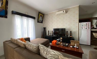 DIJUAL RUMAH 2,5 LANTAI DENGAN ROOFTOP DI AREA STRATEGIS TAMAN GRIYA JIMBARAN DI DALAM CLUSTER PERUMAHAN SIAP HUNI