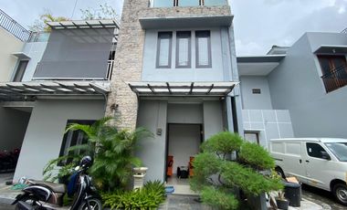 DIJUAL RUMAH 2,5 LANTAI DENGAN ROOFTOP DI AREA STRATEGIS TAMAN GRIYA JIMBARAN DI DALAM CLUSTER PERUMAHAN SIAP HUNI