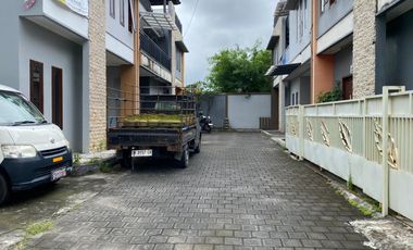 DIJUAL RUMAH 2,5 LANTAI DENGAN ROOFTOP DI AREA STRATEGIS TAMAN GRIYA JIMBARAN DI DALAM CLUSTER PERUMAHAN SIAP HUNI