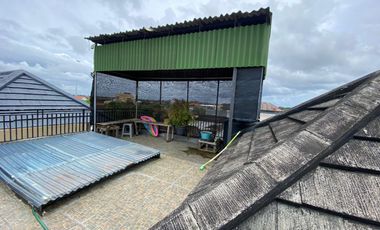 DIJUAL RUMAH 2,5 LANTAI DENGAN ROOFTOP DI AREA STRATEGIS TAMAN GRIYA JIMBARAN DI DALAM CLUSTER PERUMAHAN SIAP HUNI