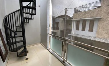 DIJUAL RUMAH 2,5 LANTAI DENGAN ROOFTOP DI AREA STRATEGIS TAMAN GRIYA JIMBARAN DI DALAM CLUSTER PERUMAHAN SIAP HUNI
