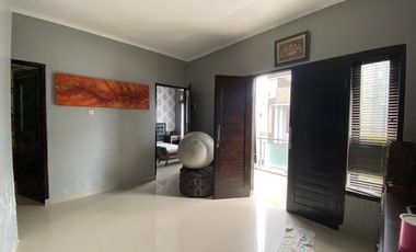 DIJUAL RUMAH 2,5 LANTAI DENGAN ROOFTOP DI AREA STRATEGIS TAMAN GRIYA JIMBARAN DI DALAM CLUSTER PERUMAHAN SIAP HUNI