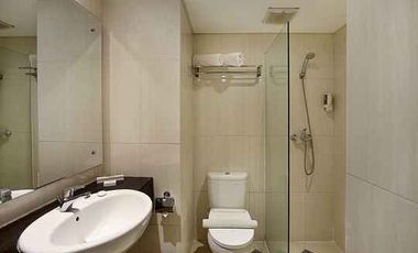 Hotel dijual dalam keadaan beroprasional dengan baik dan masih memberikan profit yang besar namun dalam kondisi aset pailit