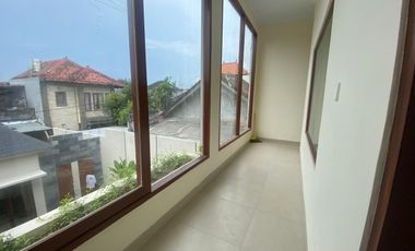 DIJUAL RUMAH SEMI VILLA BRAND NEW DI UBUNG COKROAMINOTO DENPASAR DEKAT SURYA HUSADA DAN TAMAN RAMA SCHOOL SHM