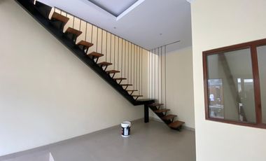 DIJUAL RUMAH SEMI VILLA BRAND NEW DI UBUNG COKROAMINOTO DENPASAR DEKAT SURYA HUSADA DAN TAMAN RAMA SCHOOL SHM
