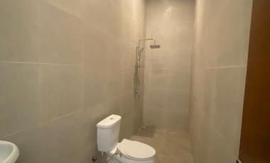 DIJUAL RUMAH SEMI VILLA BRAND NEW DI UBUNG COKROAMINOTO DENPASAR DEKAT SURYA HUSADA DAN TAMAN RAMA SCHOOL SHM