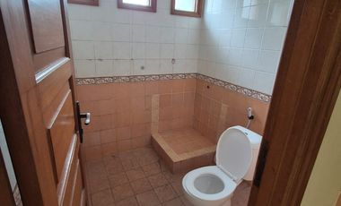 RUMAH ASRI NYAMAN TERAWAT FULL FURNISHED 2 LANTAI SIAP HUNI DI CIGADUNG BANDUNG