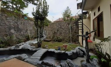 RUMAH ASRI NYAMAN TERAWAT FULL FURNISHED 2 LANTAI SIAP HUNI DI CIGADUNG BANDUNG