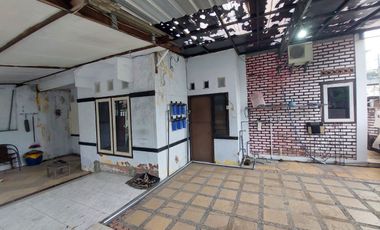 House in Kedanyang, Kebomas, Gresik, Well-Maintained and in Good Condition