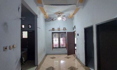 House in Kedanyang, Kebomas, Gresik, Well-Maintained and in Good Condition