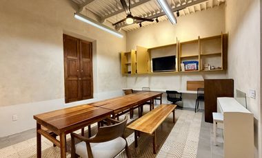 Casa de uso mixto, en esquina, en el Centro de Mérida.
